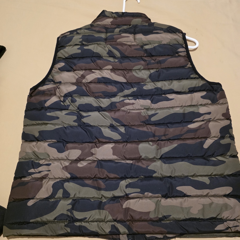 Men's Camouflage Puffer Vest - Picture 2 of 4